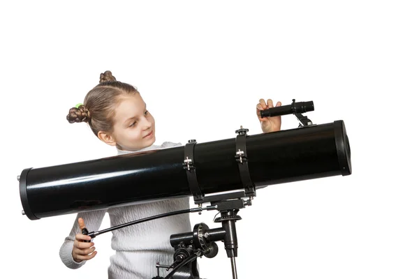 Enfant regardant dans le télescope Star Gazing Petite fille isolée sur un fond blanc — Photo