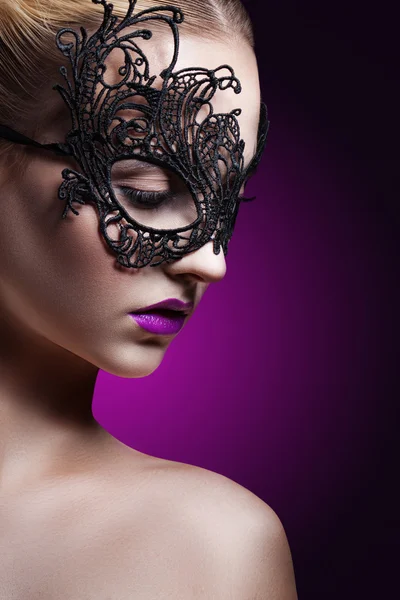 黒マスクで美しい女性。カーニバル マスク クローズ アップ女性の肖像画. — ストック写真