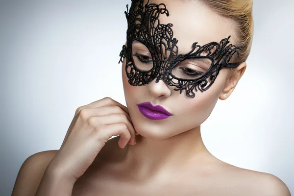 Bela mulher com uma máscara preta. máscara de carnaval Close-up retrato feminino . — Fotografia de Stock