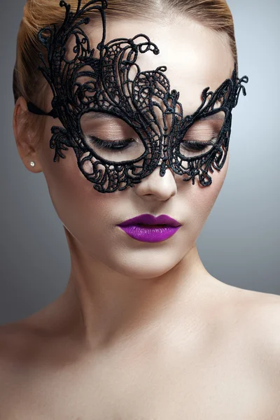 黒マスクで美しい女性。カーニバル マスク クローズ アップ女性の肖像画. — ストック写真