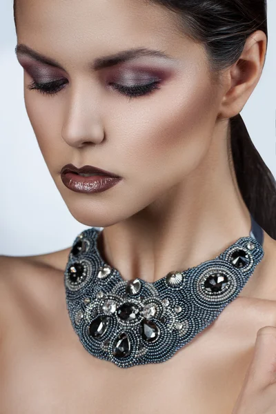 Estilo mujer retrato cara perfecta, marca profesional. ojos grandes, collar de joyería caro — Foto de Stock