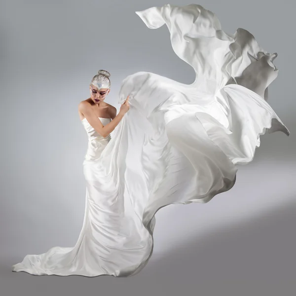 Жінка з яскравим творчим макіяжем у білій тканині, що літає. Дівчина тримає літаючу білу тканину — стокове фото