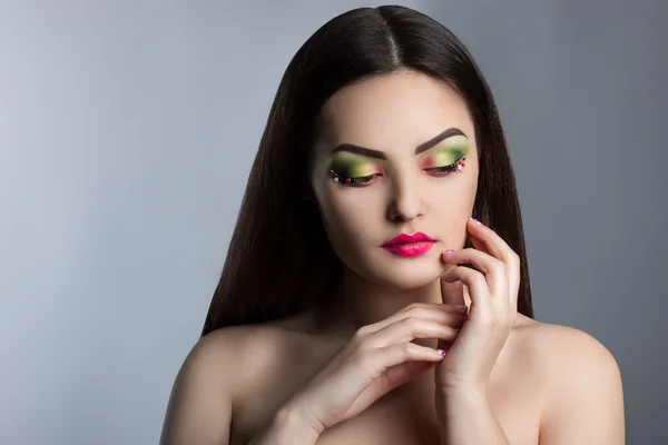 Fashion portrait of a young beautiful girl with bright makeup. — Stock Photo, Image