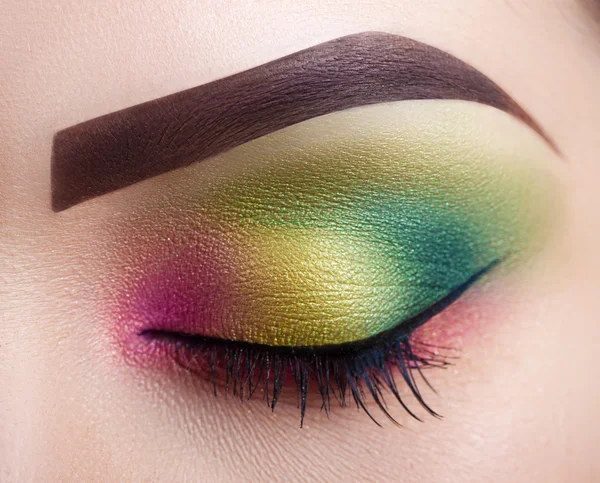 Ženské oko světlé profesionální make-up. Detail. Dokonalý make-up — Stock fotografie