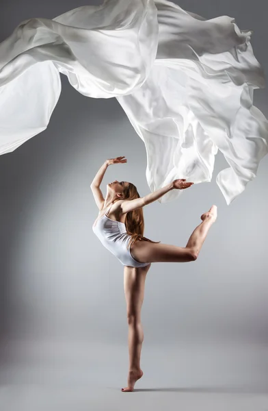 Beautiful young girl dancing. Flowing fabric. — Stock Photo, Image