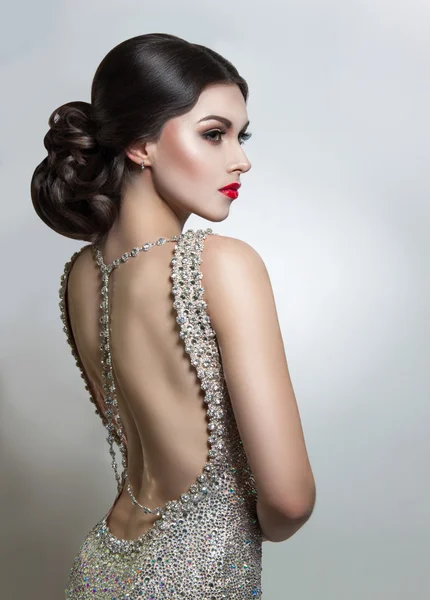 Retrato Hermosa mujer joven en un vestido de noche de cristal. Belleza perfecta, labios rojos, maquillaje brillante . — Foto de Stock