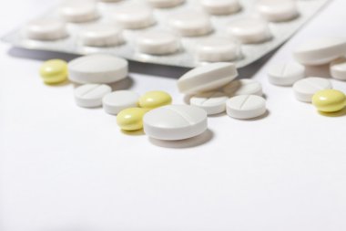 Beyaz arka plan üstten görünüm tablet. Yakın çekim. Tabletler ve hap rasypanye paketleme. 