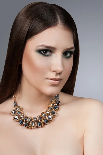 Retrato De Una Joven Bella Con Un Maquillaje Profesional Cabello Perfecto De Lujo Maquillaje Retrato De Una Joven Bella Con Un Maquillaje Profesional Cabello Perfecto De Lujo Maquillaje