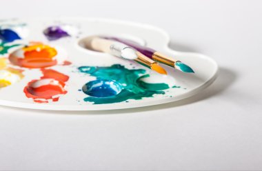 farklı boyut Boya fırçaları ve renk paleti