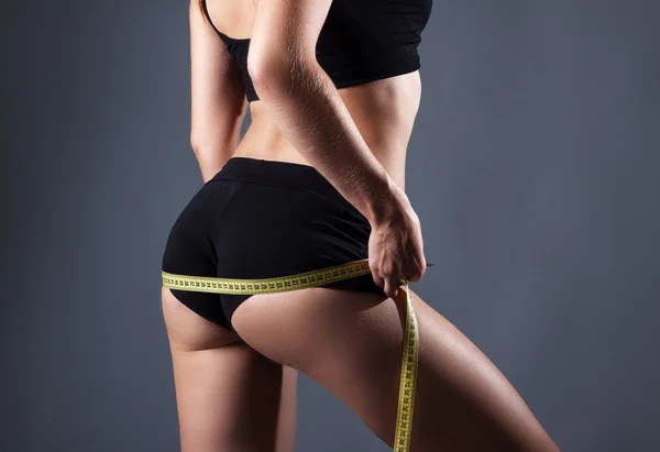 Corpo femminile sano con nastro di misurazione — Foto Stock