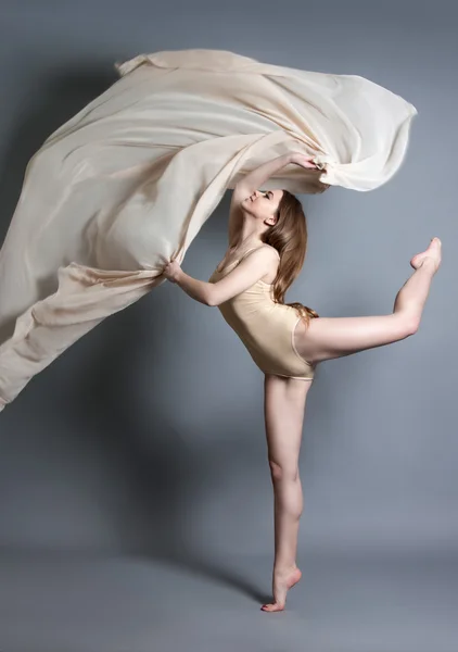 Krásná mladá dívka tančí s pestře barevné tkaniny. — Stock fotografie