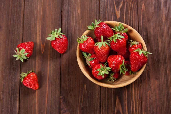 Fresh strawberries on an old wooden surface. — Stock Photo, Image