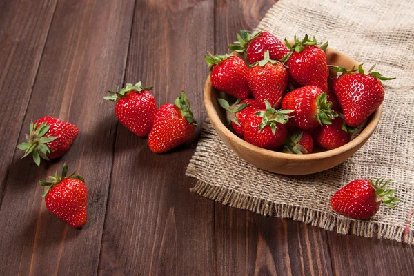 Fresh strawberries on an old wooden surface. — Stock Photo, Image