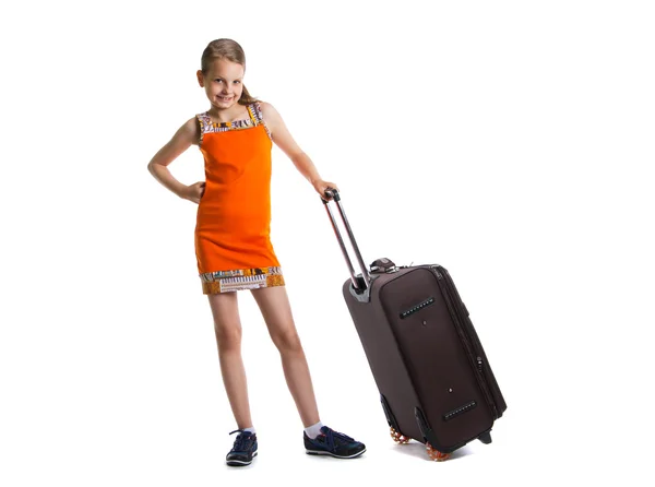 Ragazza carina pronta per le vacanze estive. Ragazza allegra con borsa bagagli in procinto di viaggiare — Foto Stock