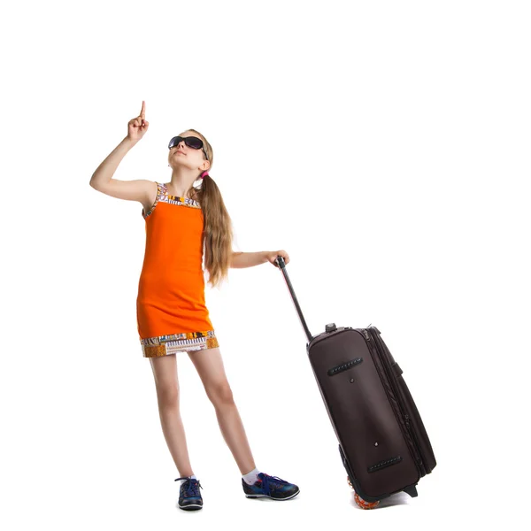 Ragazza carina pronta per le vacanze estive. Ragazza allegra con borsa bagagli in procinto di viaggiare — Foto Stock