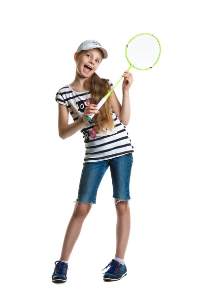 Όμορφος έφηβος κορίτσι παίζει με μια ρακέτα για μπάντμιντον σε λευκό φόντο. — Φωτογραφία Αρχείου
