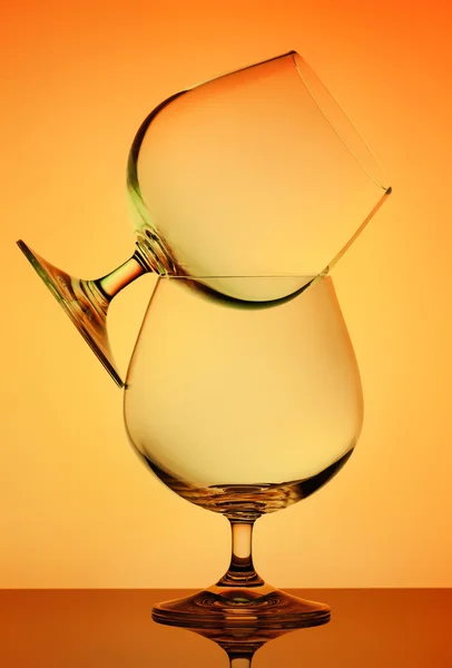 Beautiful empty glasses on a colored background. — Stock Photo, Image