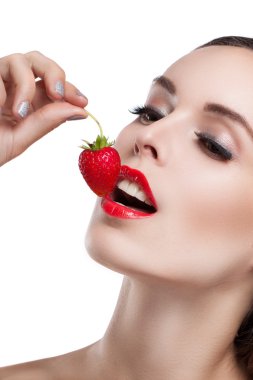 Çilek yemek güzel ve genç birbayan. Kız yakın çekim portresi.