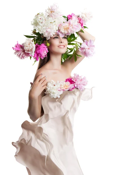Mooie jongedame met bloemen pioenrozen. Prachtige bloemen en eenvoudig doek vliegen. — Stockfoto