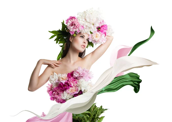 Joven mujer hermosa con flores peonías. Hermosas flores y tela fácil volar . —  Fotos de Stock