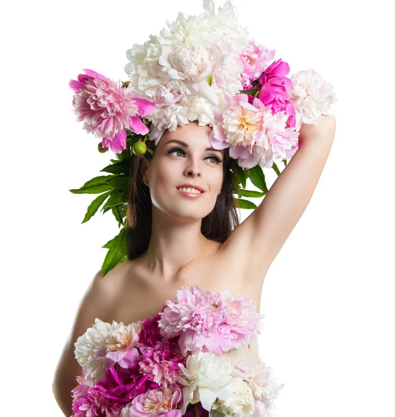 Красивая девушка с цветочными пионами. Портрет молодой женщины с цветами в волосах и платьем из цветов . — стоковое фото