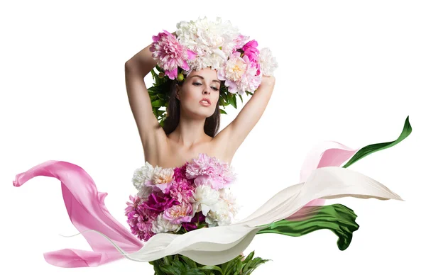 Mooie jongedame met bloemen pioenrozen. Prachtige bloemen en eenvoudig doek vliegen. — Stockfoto