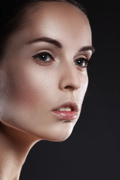 Krása, móda, líčení. Žena s třpytkami na její tváři. Detailní portrét krása — Stock fotografie