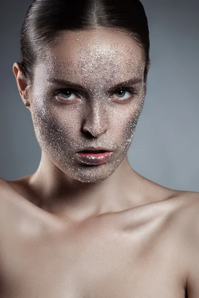 Beauté, mode, maquillage. Femme avec des paillettes sur le visage. Beauté gros plan portrait — Photo