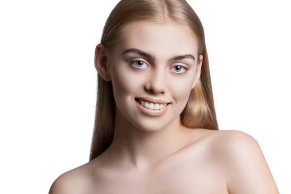 Primer plano retrato de una joven atractiva mujer con hermoso maquillaje. Cabello rubio, ojos azules, hermosa sonrisa. Fotos de archivo sobre fondo blanco —  Fotos de Stock