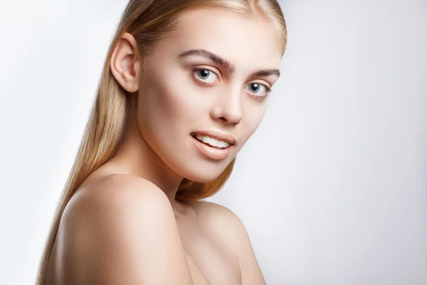 Retrato de una joven hermosa chica de ojos azules. Hermoso maquillaje, cabello perfectamente liso, ojos azules, brazos abiertos, piel perfecta . —  Fotos de Stock