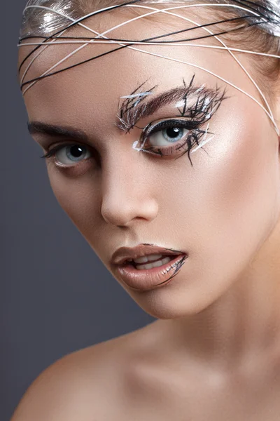 Belleza de la moda retrato de cerca. Chica con maquillaje profesional creativo. Hermosos ojos azules, accesorios en blanco y negro —  Fotos de Stock