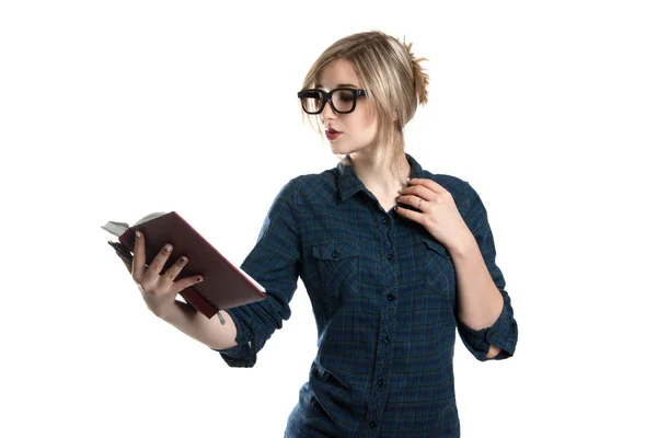 Młoda Ładna dziewczyna w okularach z książką w ręce. Dziewczyna ubrana w koszulę w kratę. — Zdjęcie stockowe