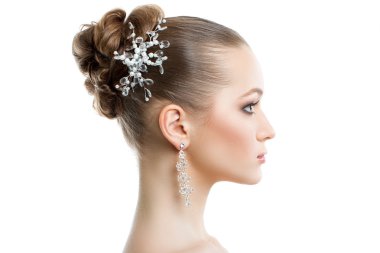 Beyaz arka plan daki profilde güzel kadın portresi. Düğün makyaj ve takı, mükemmel cilt, pürüzsüz saç.