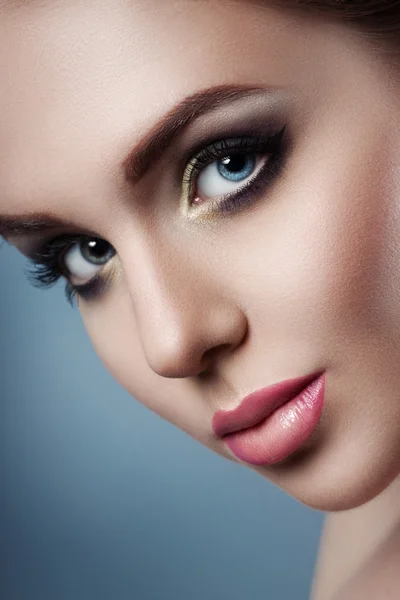 La cara de la chica de cerca. Fotos de stock de belleza. Piel perfecta, hermoso maquillaje profesional —  Fotos de Stock