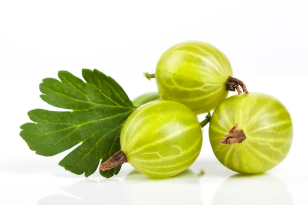 鹅莓特写的浆果。成熟的多汁甜浆果与绿叶在白色背景 — 图库照片