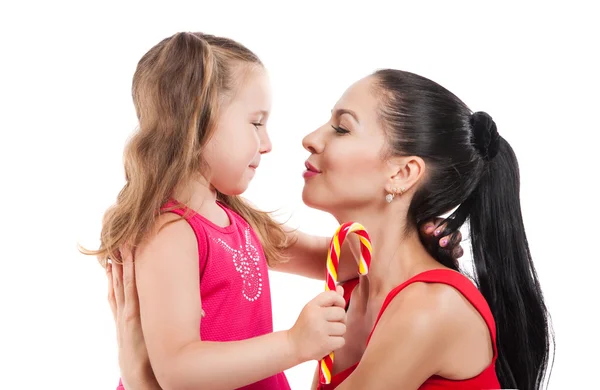 Gelukkige liefdevolle familie. moeder en kind meisje spelen, kussen en knuffelen — Stockfoto