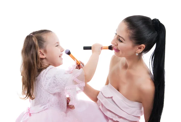 Feliz familia amorosa. Madre e hija están haciendo su maquillaje y divertirse . — Foto de Stock