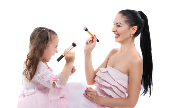 Glückliche liebende Familie. Mutter und Tochter schminken sich und haben Spaß. — Stockfoto