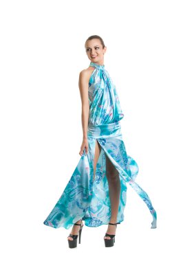 mavi elbiseli bir genç güzel kız moda portre. Işık elbise rüzgarda sorunsuz penye saçlı, hoş bir gülümseme çırpınan yaz.
