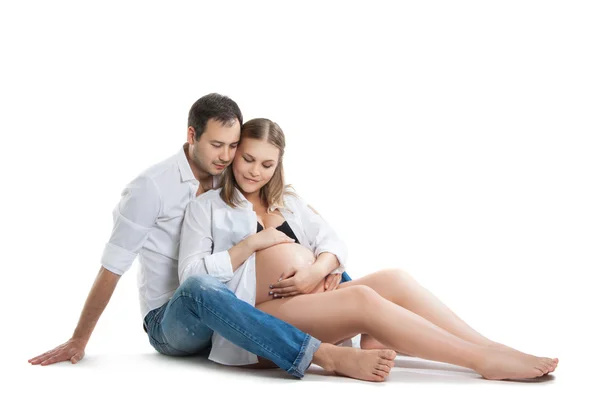 Hermosa pareja joven esperando un bebé. Una familia feliz. Aislamiento sobre fondo blanco. Embarazo, parto . — Foto de Stock