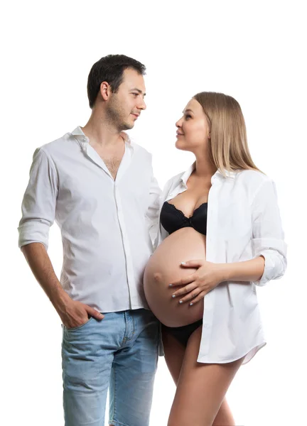 Hermosa pareja joven esperando un bebé. Una familia feliz. Aislamiento sobre fondo blanco. Embarazo, parto . —  Fotos de Stock