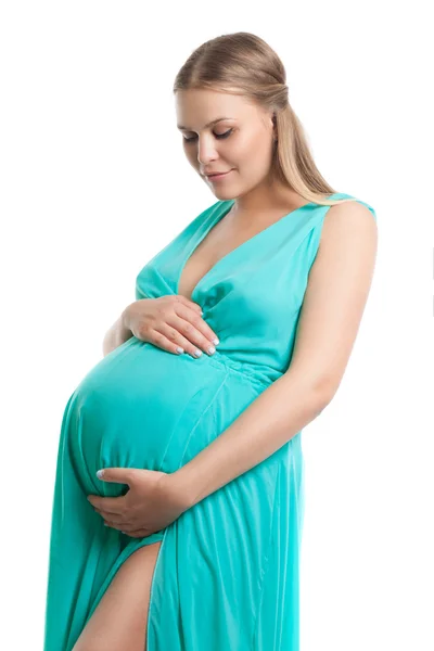 Jonge mooie zwangere vrouw. Een vrouw te wachten voor een kind. De vreugde van het moederschap. Light-air zomer jurk, witte achtergrond. — Stockfoto