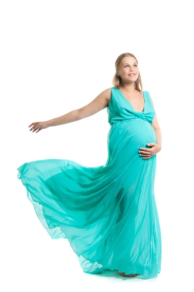 Jovem e bonita mulher grávida. Uma mulher à espera de uma criança. A alegria da maternidade. Luz ar vestido de verão, fundo branco . — Fotografia de Stock