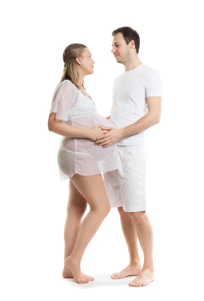 Retrato de pareja feliz esperando un bebé. Atractivo hombre y mujer sobre un fondo blanco. Embarazo, familia, parto —  Fotos de Stock