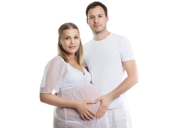 Retrato de pareja feliz esperando un bebé. Atractivo hombre y mujer sobre un fondo blanco. Embarazo, familia, parto — Foto de Stock
