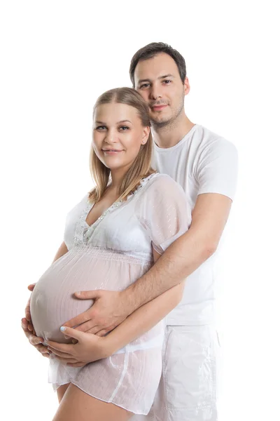 Retrato de pareja feliz esperando un bebé. Atractivo hombre y mujer sobre un fondo blanco. Embarazo, familia, parto — Foto de Stock