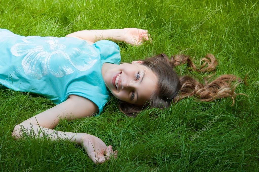 Девочка подросток лежит. Девушка подросток в пижаме на кровати. Девочка подросток лежит. Девушка лежит на траве. Подросток лежа на траве.
