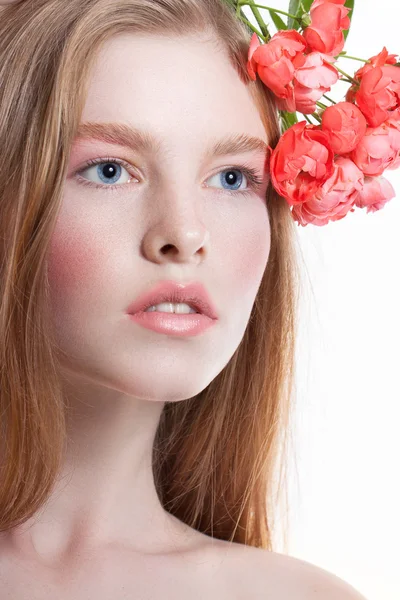 Portrait d'une jeune fille rousse sur fond blanc. Fille avec des fleurs dans ses cheveux — Photo