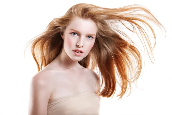 Piękna młoda kobieta z latające włosy. Czerwone włosy na wietrze. — Zdjęcie stockowe