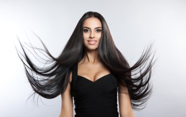 Pürüzsüz uçan saçlı güzel model